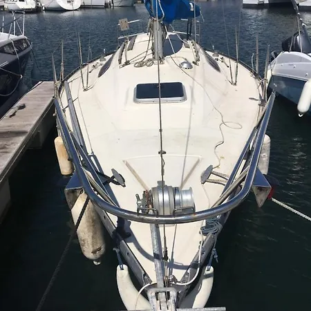 Bateau Ботель
